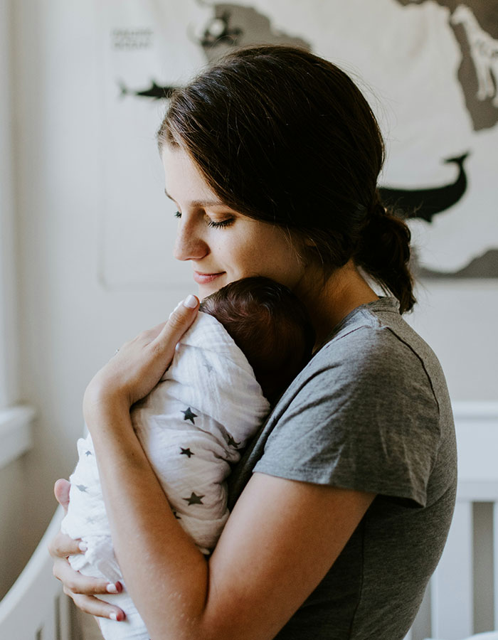 "This Needs To Stop!": Bald Woman Randomly Punches Toddler In Face Before Fleeing The Scene "This Needs To Stop!": Bald Woman Randomly Punches Toddler In Face Before Fleeing The Scene