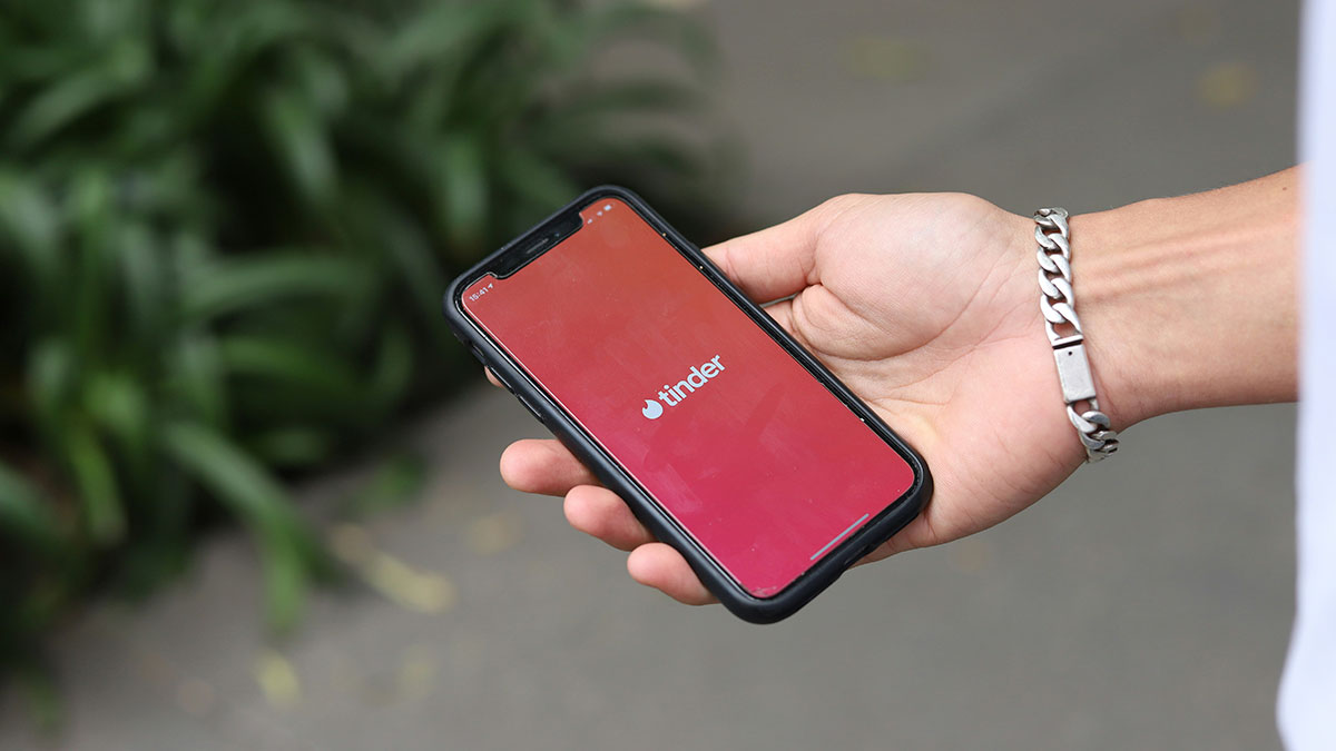 Pregnant Wife’s Friend Exposes Man’s Double Life, He Scrambles To Explain His Active Tinder Profile