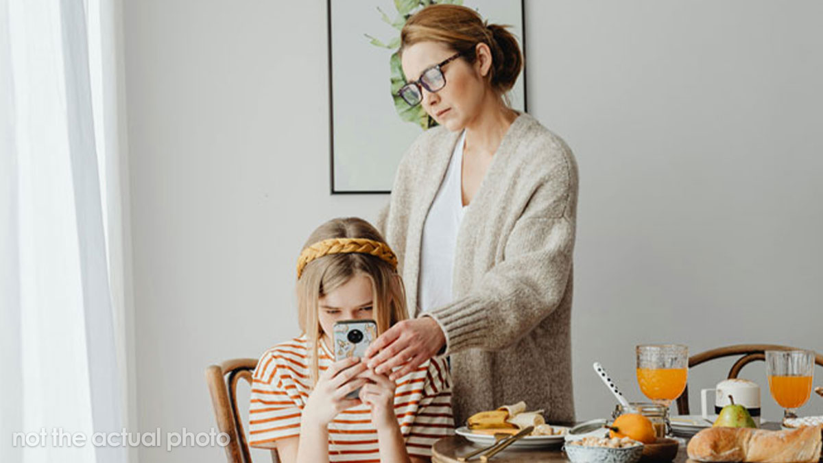 “I’m Now Worst Mum On The Planet”: Mom Stops 14YO From Talking To Controlling GF, Teen Gets Mad