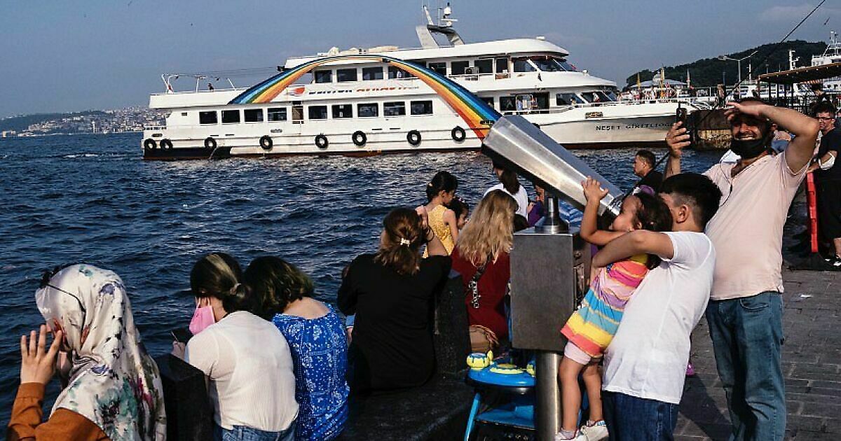 40 New Entertaining Street Photographs By Serkan Tekin Prove That