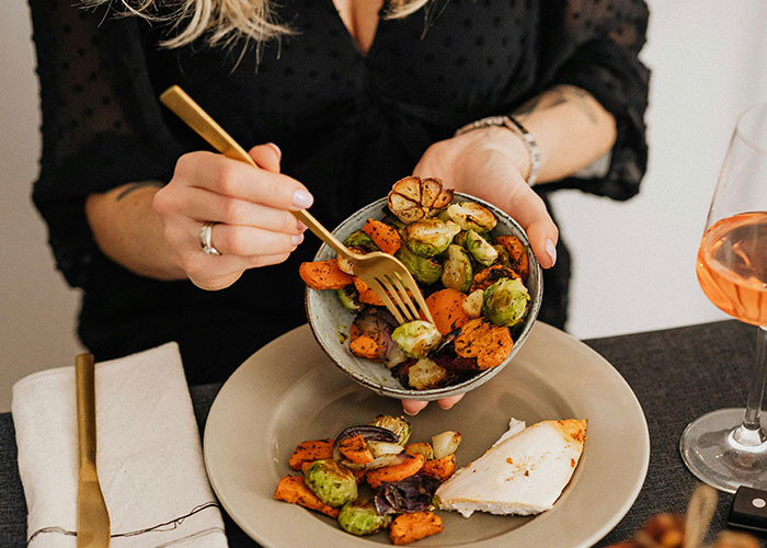 Vegan Host Pushes Her Thanksgiving Menu, Friends Serve Her An RSVP Nightmare In Return Vegan Host Pushes Her Thanksgiving Menu, Friends Serve Her An RSVP Nightmare In Return