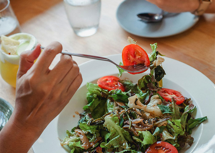 Vegan Host Pushes Her Thanksgiving Menu, Friends Serve Her An RSVP Nightmare In Return Vegan Host Pushes Her Thanksgiving Menu, Friends Serve Her An RSVP Nightmare In Return