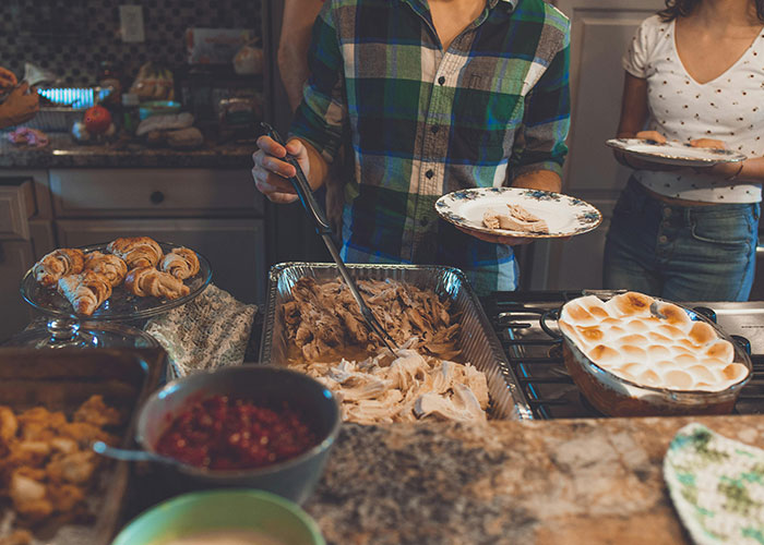 Vegan Host Pushes Her Thanksgiving Menu, Friends Serve Her An RSVP Nightmare In Return Vegan Host Pushes Her Thanksgiving Menu, Friends Serve Her An RSVP Nightmare In Return