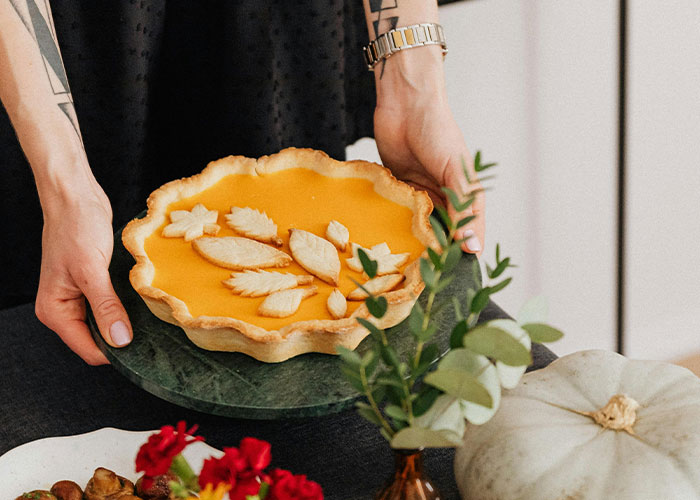 Vegan Host Pushes Her Thanksgiving Menu, Friends Serve Her An RSVP Nightmare In Return Vegan Host Pushes Her Thanksgiving Menu, Friends Serve Her An RSVP Nightmare In Return