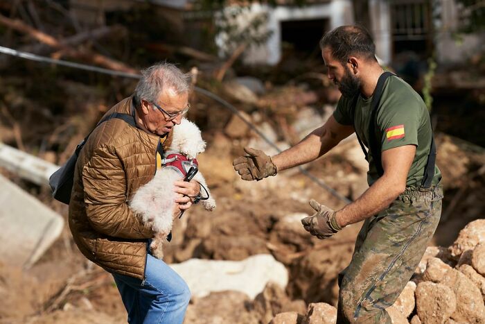 Brave Woman Holds On To Her Dog In Neck-Deep Floodwater As They Wait For Rescue Helicopter Brave Woman Holds On To Her Dog In Neck-Deep Floodwater As They Wait For Rescue Helicopter