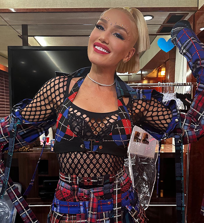 Fans Accuse Gwen Stefani Of Being "Unrecognizable" After She Debuts New Look: "Fire Your Stylist" Fans Accuse Gwen Stefani Of Being "Unrecognizable" After She Debuts New Look: "Fire Your Stylist"
