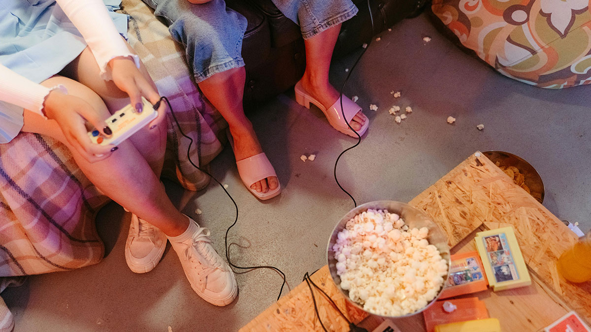 “Get Them Out Of Our House”: Couple Is Confused After Friends Stay At Their House Way Longer