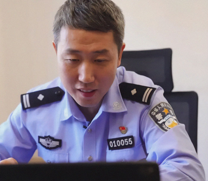 "Faith In Humanity Restored": Policeman Pretends To Be Couple’s Late Son To Comfort Disabled Mom "Faith In Humanity Restored": Policeman Pretends To Be Couple’s Late Son To Comfort Disabled Mom