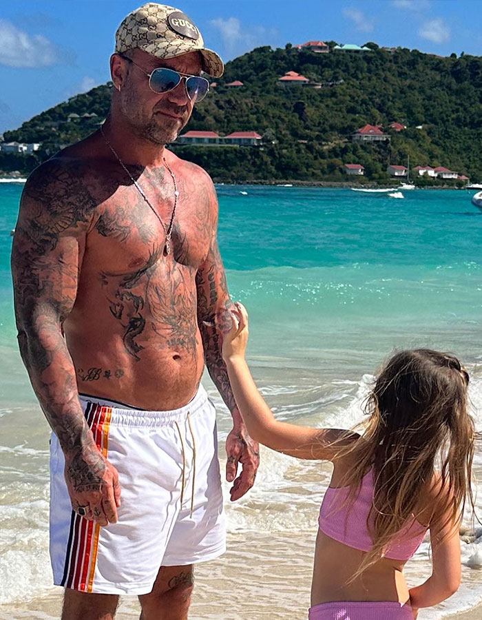 "Sick And Disturbing": Justin Bieber's Dad Slammed For Posting 6-Year-Old Daughter's Bikini Pics "Sick And Disturbing": Justin Bieber's Dad Slammed For Posting 6-Year-Old Daughter's Bikini Pics
