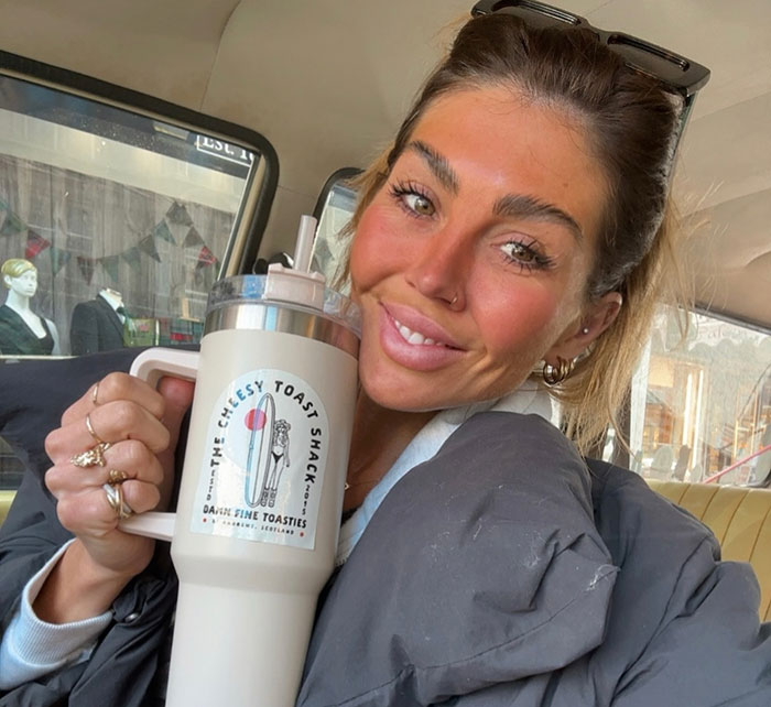 Guest's “Inappropriate” Outfit On Cooking Show Leaves Viewers Outraged: "It Keeps Slipping" Guest's “Inappropriate” Outfit On Cooking Show Leaves Viewers Outraged: "It Keeps Slipping"