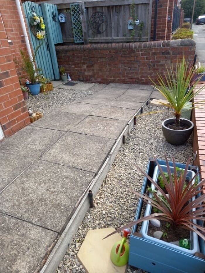 “I’m A Karen”: Woman Taunted By Kids Taking Up Space On Her Wall Wonders How To Solve The Issue “I’m A Karen”: Woman Taunted By Kids Taking Up Space On Her Wall Wonders How To Solve The Issue