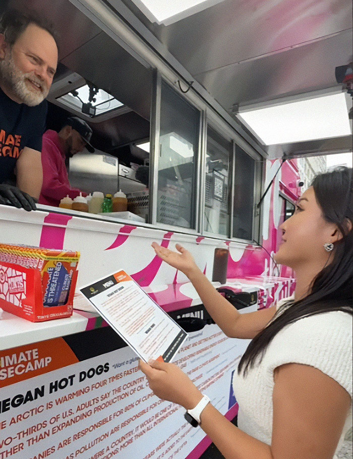 “Mean” Interaction Between Rainn Wilson And Influencer Visiting His Food Truck Goes Viral “Mean” Interaction Between Rainn Wilson And Influencer Visiting His Food Truck Goes Viral