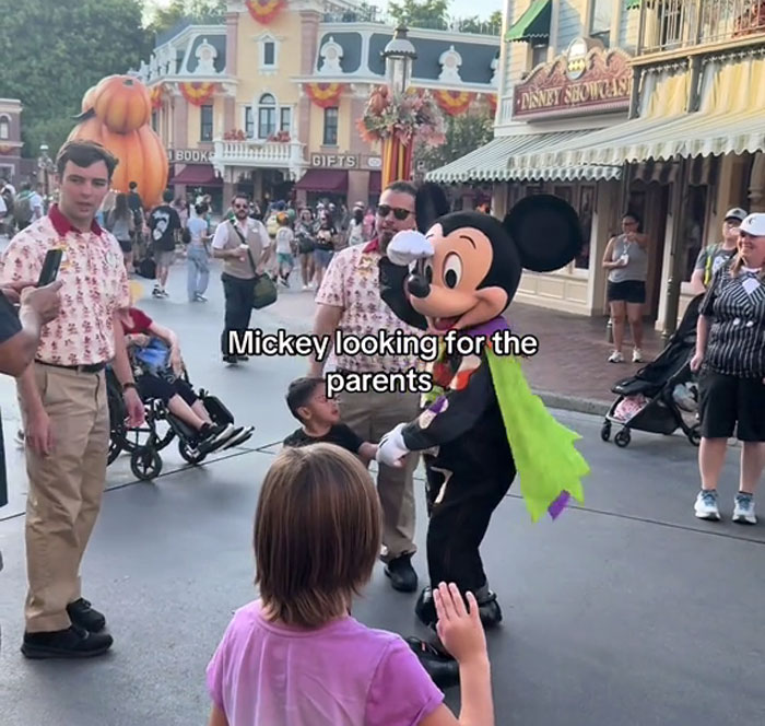Dad’s Being Neglectful Towards Own Kid At Disneyland, Gets Unexpectedly Called Out By Mickey Mouse Dad’s Being Neglectful Towards Own Kid At Disneyland, Gets Unexpectedly Called Out By Mickey Mouse