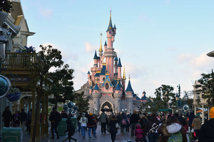 Dad’s Being Neglectful Towards Own Kid At Disneyland, Gets Unexpectedly Called Out By Mickey Mouse Dad’s Being Neglectful Towards Own Kid At Disneyland, Gets Unexpectedly Called Out By Mickey Mouse