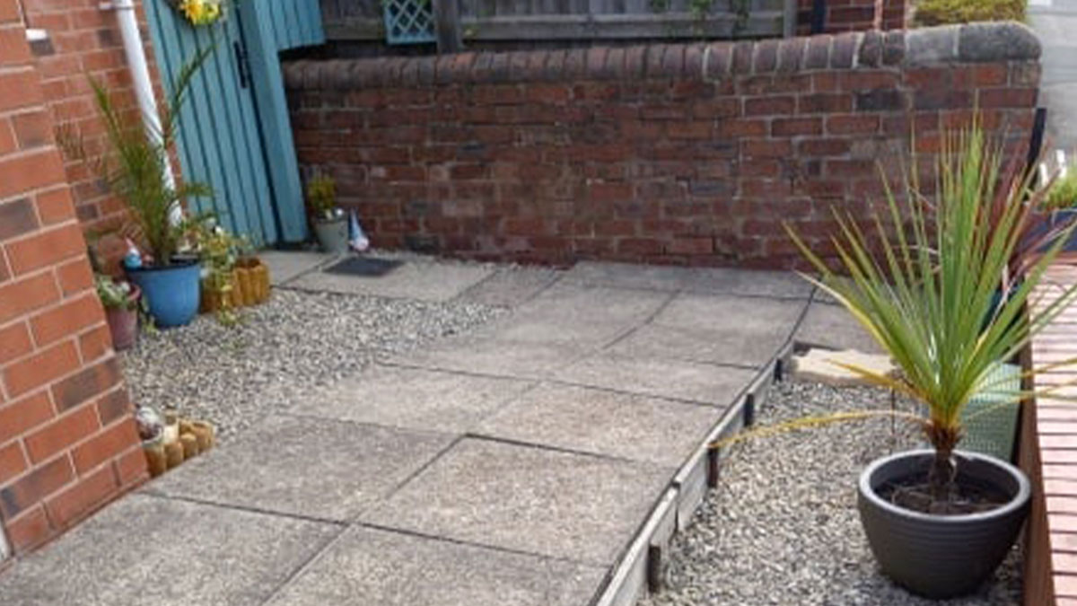 “I’m A Karen”: Woman Taunted By Kids Taking Up Space On Her Wall Wonders How To Solve The Issue