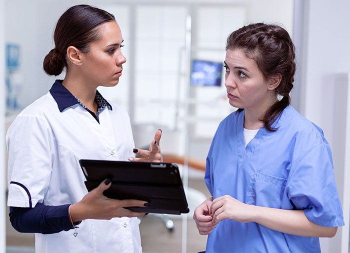 Woman Reminds Coworker Of Their Work Hours, Is Shocked When They Use It Against Her Woman Reminds Coworker Of Their Work Hours, Is Shocked When They Use It Against Her