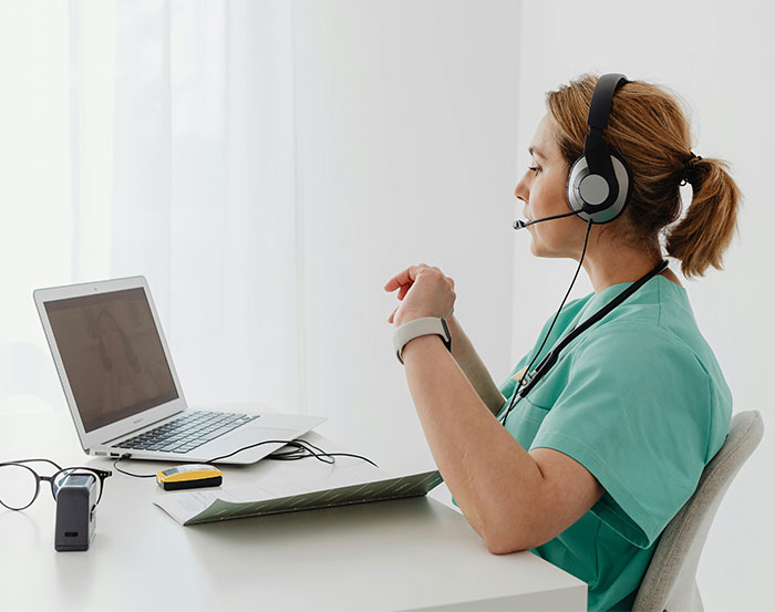 Woman Reminds Coworker Of Their Work Hours, Is Shocked When They Use It Against Her Woman Reminds Coworker Of Their Work Hours, Is Shocked When They Use It Against Her