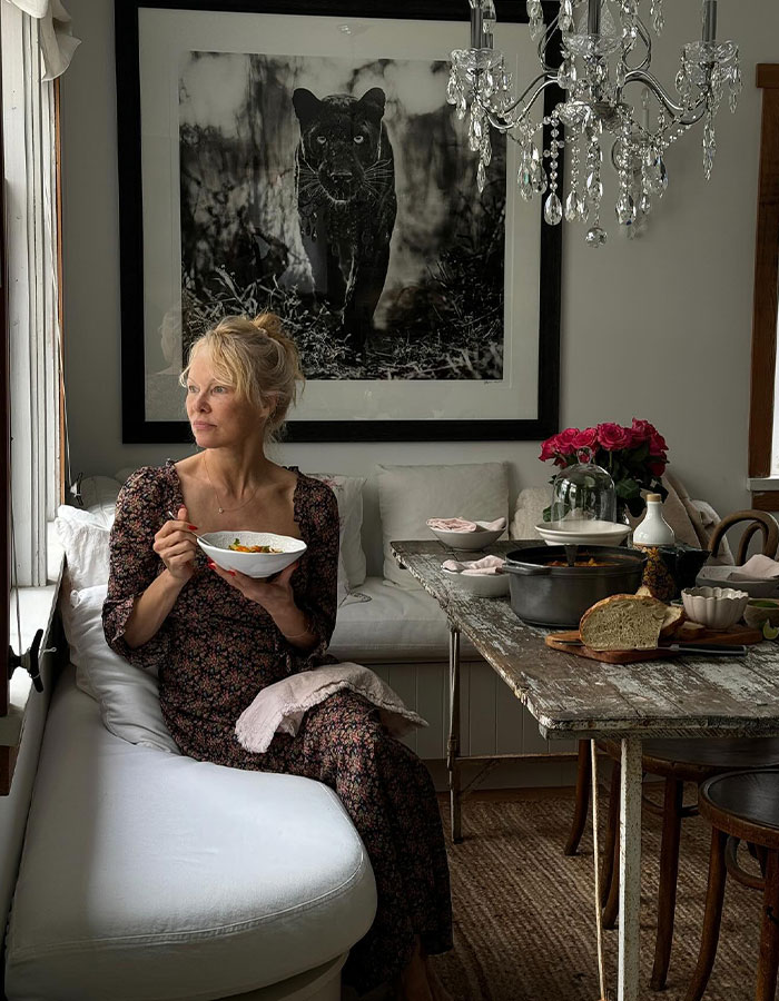 Pamela Anderson Moves People After Explaining Why She Decided To Ditch Makeup Pamela Anderson Moves People After Explaining Why She Decided To Ditch Makeup