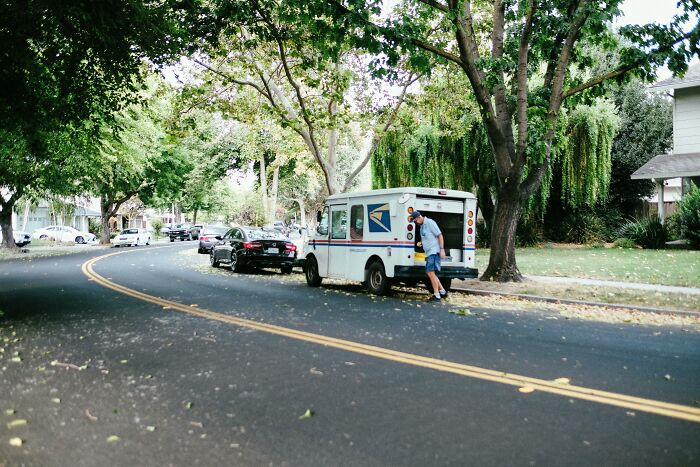 Mailman Finds A Hilarious Way To Greet Beloved Dog Each Morning On His Route Mailman Finds A Hilarious Way To Greet Beloved Dog Each Morning On His Route