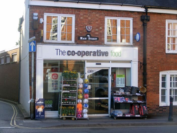 Store Refuses To Let Pregnant Woman Use Their Toilet, Making Her Wet Herself Store Refuses To Let Pregnant Woman Use Their Toilet, Making Her Wet Herself