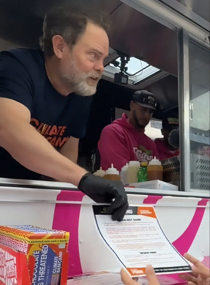 “Mean” Interaction Between Rainn Wilson And Influencer Visiting His Food Truck Goes Viral “Mean” Interaction Between Rainn Wilson And Influencer Visiting His Food Truck Goes Viral
