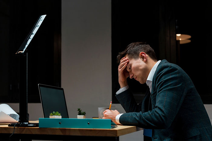 Boss Can't Manage To Save PDF File Despite Woman's Instructions, Loses It After All Work Disappears Boss Can't Manage To Save PDF File Despite Woman's Instructions, Loses It After All Work Disappears