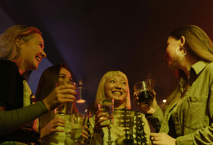 Drama Ensues When Friends Find Woman’s Bank Statements That Reveal She’s A Millionaire Drama Ensues When Friends Find Woman’s Bank Statements That Reveal She’s A Millionaire