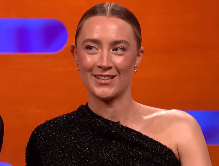 “Men Need A Reminder”: Saoirse Ronan Praised For Shutting Down Male Guests With Honest Remark “Men Need A Reminder”: Saoirse Ronan Praised For Shutting Down Male Guests With Honest Remark