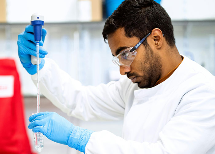 Arrogant Scientist Dismisses Lab Technician’s Warnings, Makes A Fool Of Himself Arrogant Scientist Dismisses Lab Technician’s Warnings, Makes A Fool Of Himself