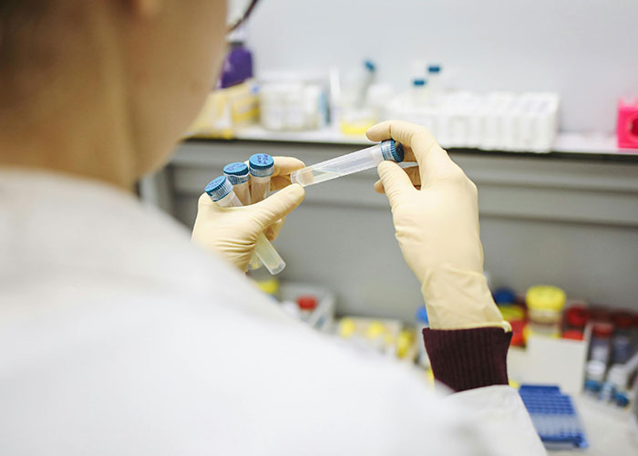 Arrogant Scientist Dismisses Lab Technician’s Warnings, Makes A Fool Of Himself Arrogant Scientist Dismisses Lab Technician’s Warnings, Makes A Fool Of Himself