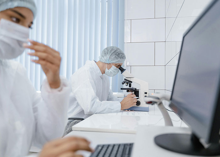 Arrogant Scientist Dismisses Lab Technician’s Warnings, Makes A Fool Of Himself Arrogant Scientist Dismisses Lab Technician’s Warnings, Makes A Fool Of Himself