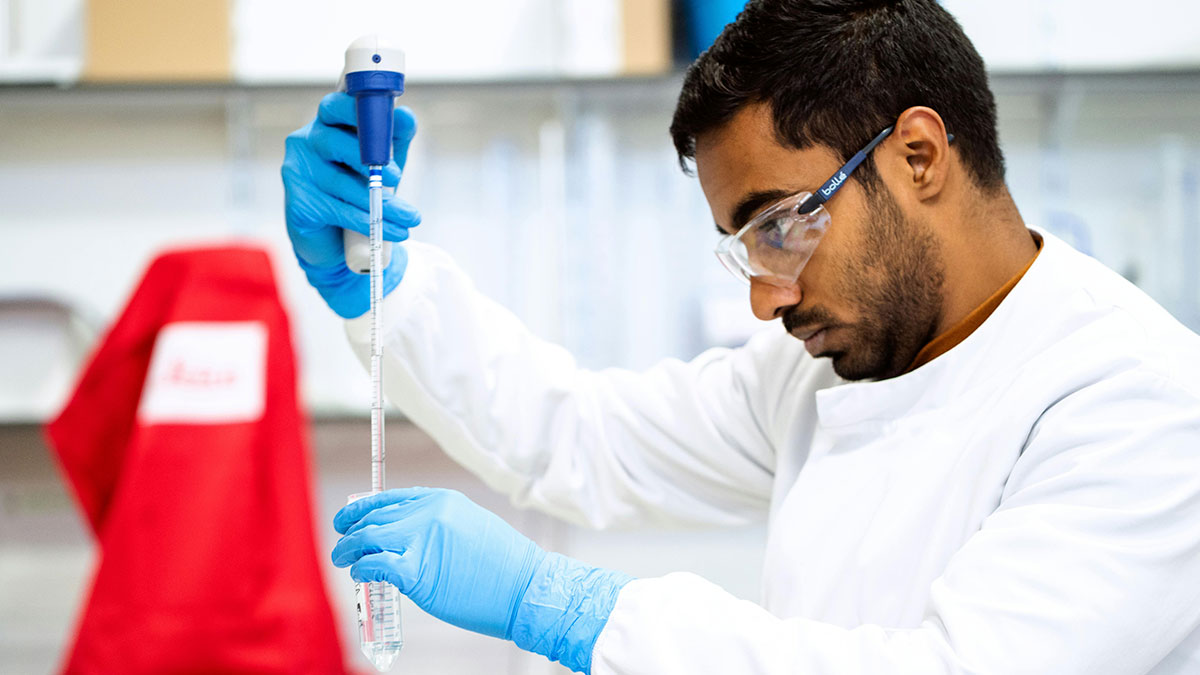 Arrogant Scientist Dismisses Lab Technician’s Warnings, Makes A Fool Of Himself