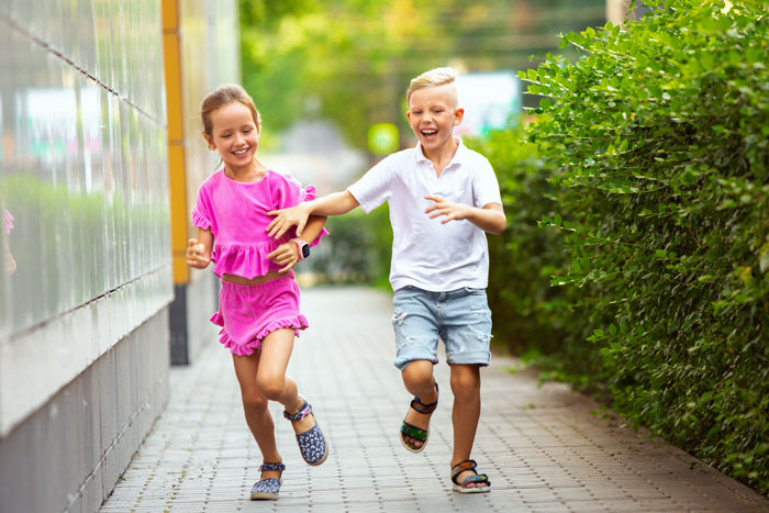 Kid Keeps Running And Screaming In A Restaurant, 21YO Tells Him To Stop, Mom Is Livid Kid Keeps Running And Screaming In A Restaurant, 21YO Tells Him To Stop, Mom Is Livid