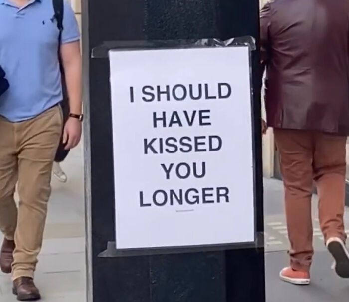 Wholesome street message in London saying I should have kissed you longer, touching hearts of passersby.