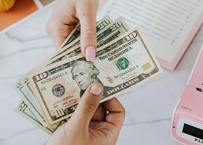 Daughter Threatens To Go No-Contact With Mom, Is Shocked When Her College Fund Disappears Daughter Threatens To Go No-Contact With Mom, Is Shocked When Her College Fund Disappears