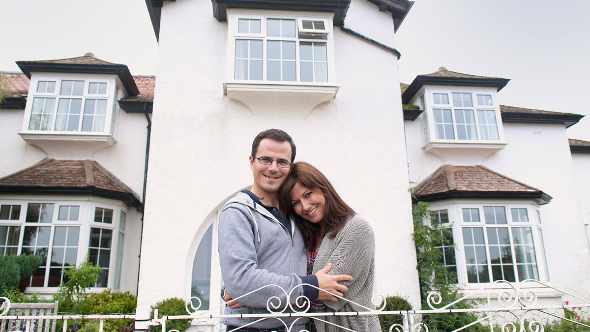 Woman Doesn’t Understand Why Fiancé Won’t Put Her On House Deed, Gets A Reality Check Online