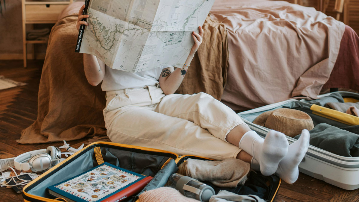 Man Demands Sister Cancel Her Trip To Pay $10k For His Surgery, Internet Gets Suspicious