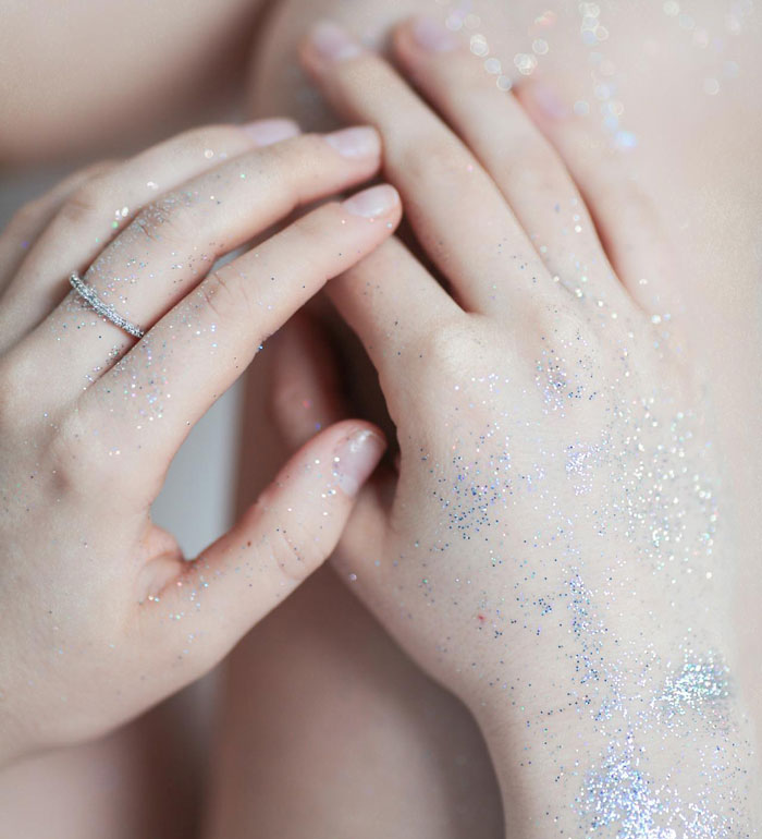 Woman Accidentally Covers Her Situationship In Glitter, It Helps Her Realize He’s Her Boyfriend Woman Accidentally Covers Her Situationship In Glitter, It Helps Her Realize He’s Her Boyfriend