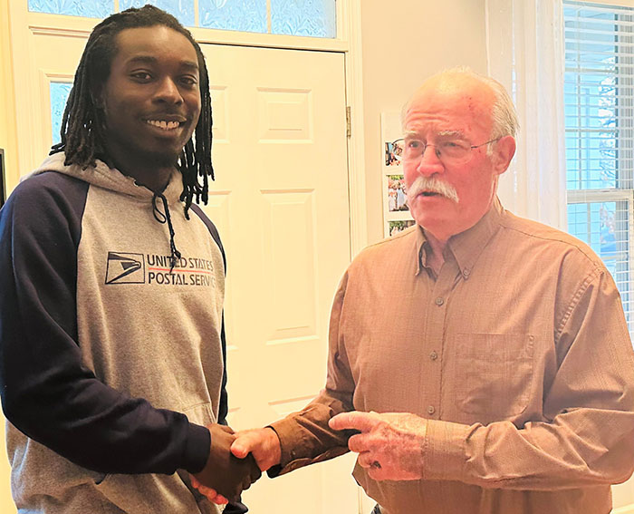 Mailman Saves Stranger’s Life, Their Families End Up Celebrating Thanksgiving Together Mailman Saves Stranger’s Life, Their Families End Up Celebrating Thanksgiving Together