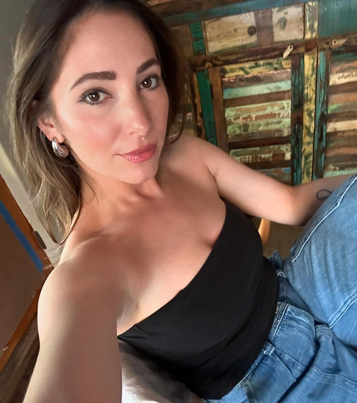 “I Am An Extreme Slob”: Bride Shares “Psycho” Hack To Save Her Wedding Dress From Getting Ruined “I Am An Extreme Slob”: Bride Shares “Psycho” Hack To Save Her Wedding Dress From Getting Ruined