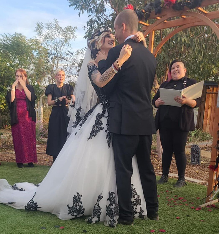 "Strangest Wedding I've Ever Seen": 'House Of Horrors' Survivor Ties The Knot In Gothic Style "Strangest Wedding I've Ever Seen": 'House Of Horrors' Survivor Ties The Knot In Gothic Style