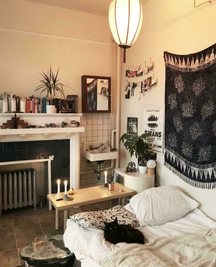 At 22, I Lived In A 1920s Single-Room-Occupancy In San Francisco. It Was Messy And Imperfect, But It Was Mine