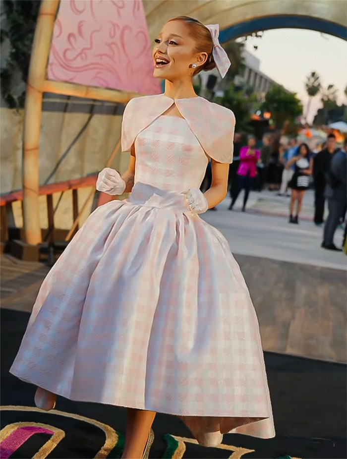 Ariana Grande at movie premiere in vintage dress, highlighting her "robotic" look, sparking concern among fans. Ariana Grande at movie premiere in vintage dress, highlighting her "robotic" look, sparking concern among fans.