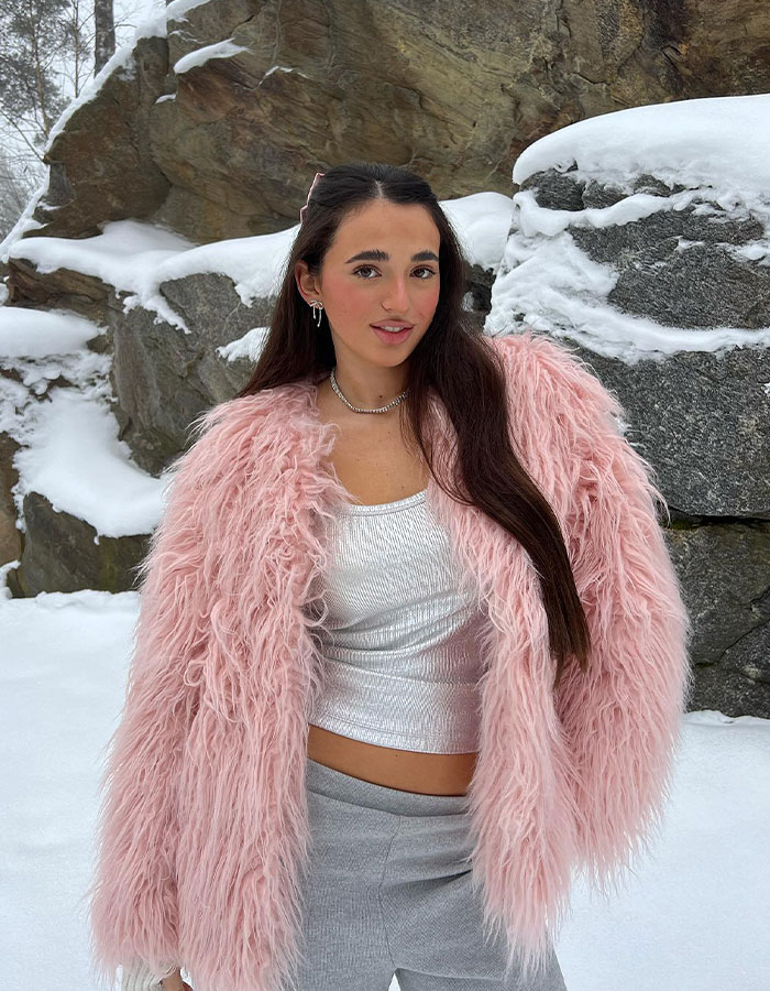 "Beyond Desperate": 21YO Woman Roasted For Age Gap With 44YO Boyfriend After Their TikTok Goes Viral "Beyond Desperate": 21YO Woman Roasted For Age Gap With 44YO Boyfriend After Their TikTok Goes Viral