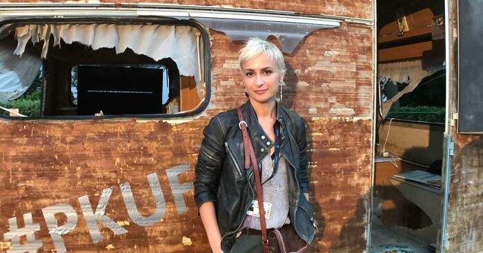 "Alec Baldwin Continues To Increase My Pain": Halyna Hutchins’ Mother Protests ‘Rust’ Premiere "Alec Baldwin Continues To Increase My Pain": Halyna Hutchins’ Mother Protests ‘Rust’ Premiere