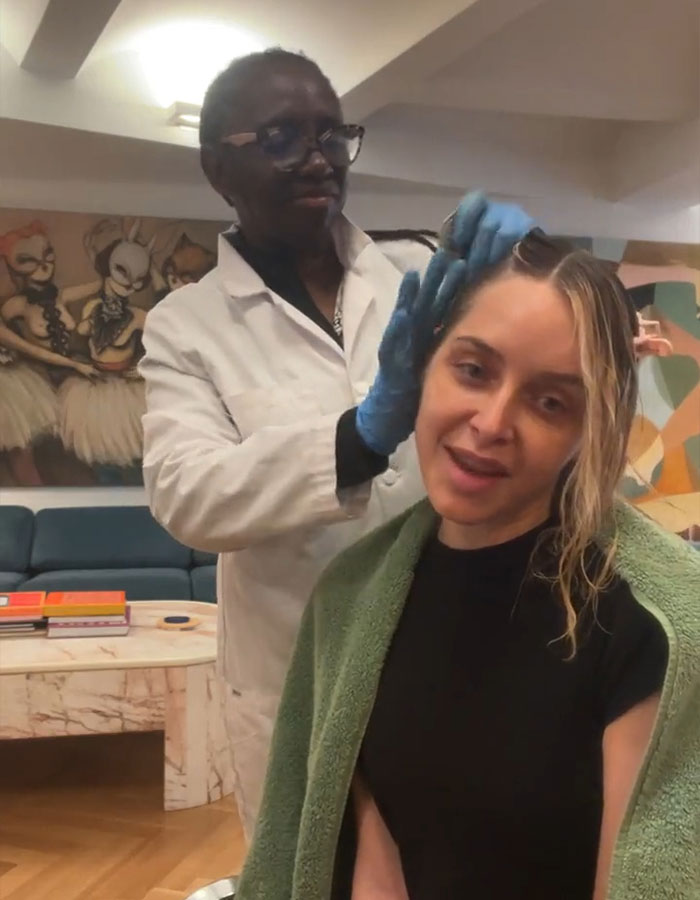 "What Is Wrong With You?": Fans Slam Jenny Mollen After She Got On A Plane With Lice "What Is Wrong With You?": Fans Slam Jenny Mollen After She Got On A Plane With Lice