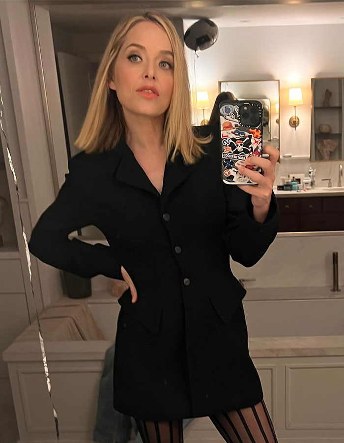 "What Is Wrong With You?": Fans Slam Jenny Mollen After She Got On A Plane With Lice "What Is Wrong With You?": Fans Slam Jenny Mollen After She Got On A Plane With Lice