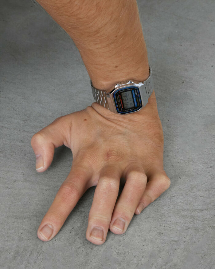 Artist Uses Hyperrealistic Sculptures To Explore Society Through Absurdity Artist Uses Hyperrealistic Sculptures To Explore Society Through Absurdity