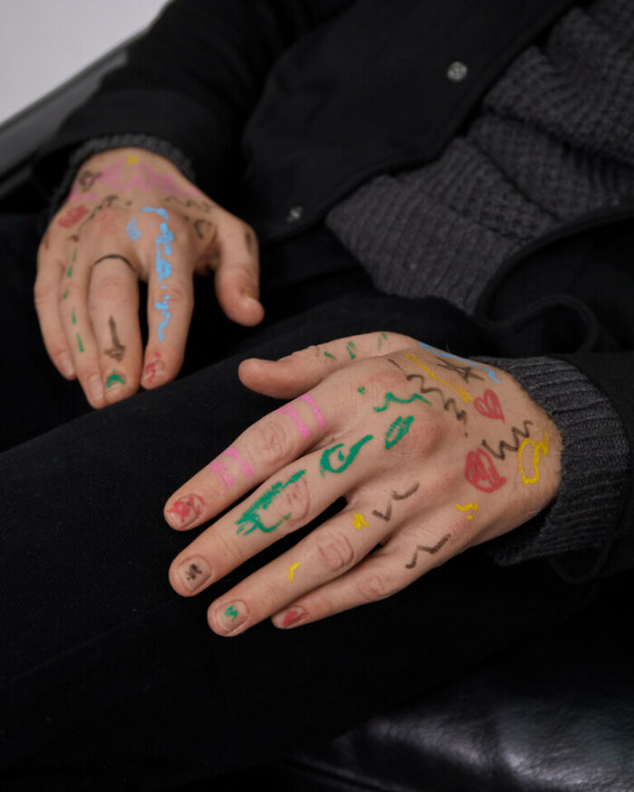 Artist Uses Hyperrealistic Sculptures To Explore Society Through Absurdity Artist Uses Hyperrealistic Sculptures To Explore Society Through Absurdity