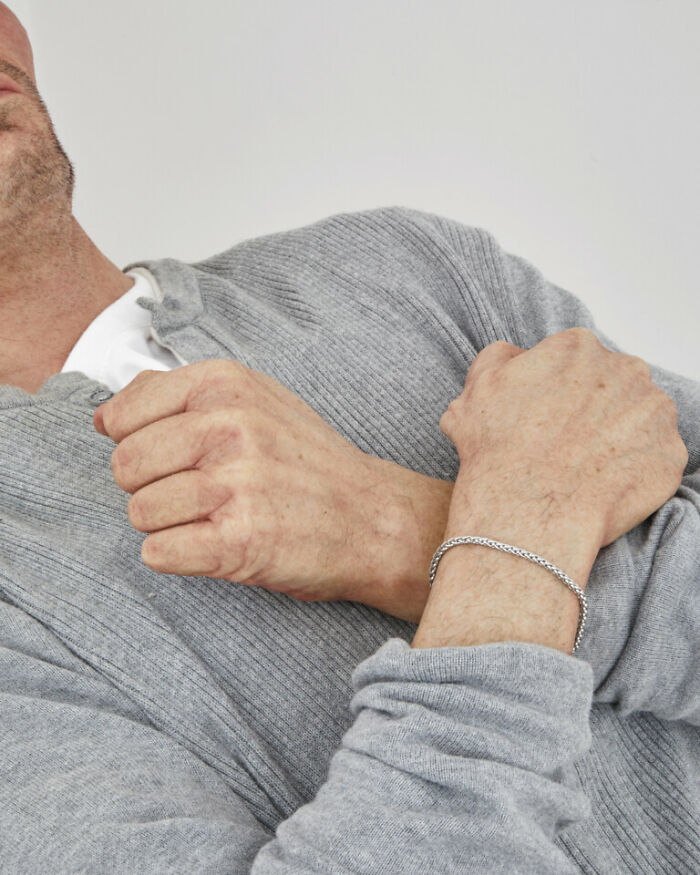 Artist Uses Hyperrealistic Sculptures To Explore Society Through Absurdity Artist Uses Hyperrealistic Sculptures To Explore Society Through Absurdity